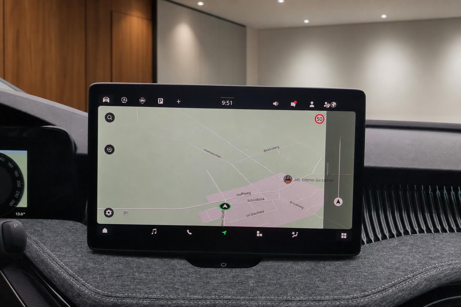 Auto Infotainment-System mit Navigationskarte und Touchscreen-Bedienung