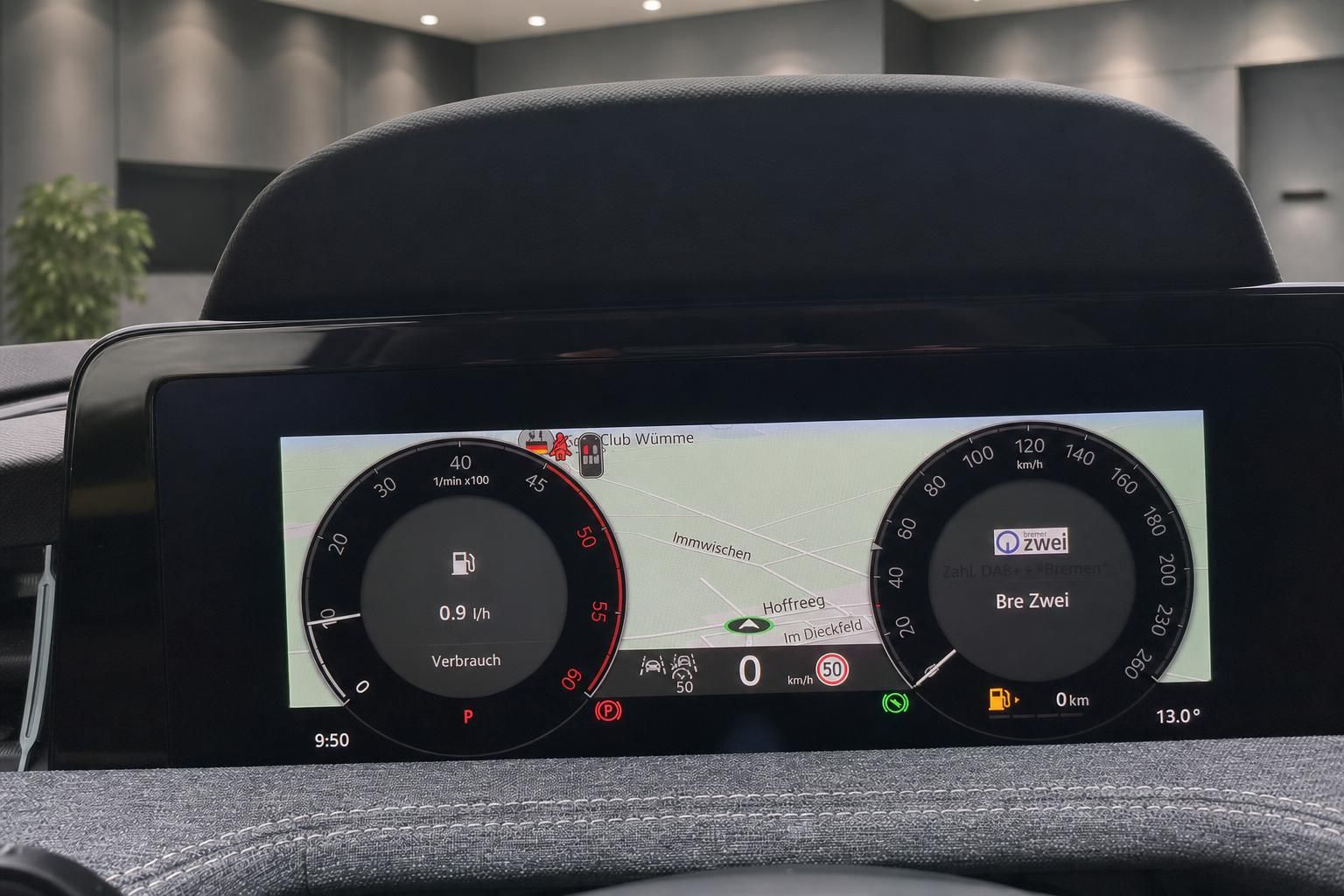 Digitales Kombiinstrument im Fahrzeug-Cockpit mit Navigation und Verbrauchsanzeige