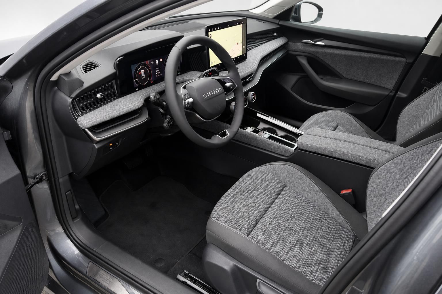 Škoda Innenraum mit grauem Stoff, Lenkrad und Touchscreen-Display