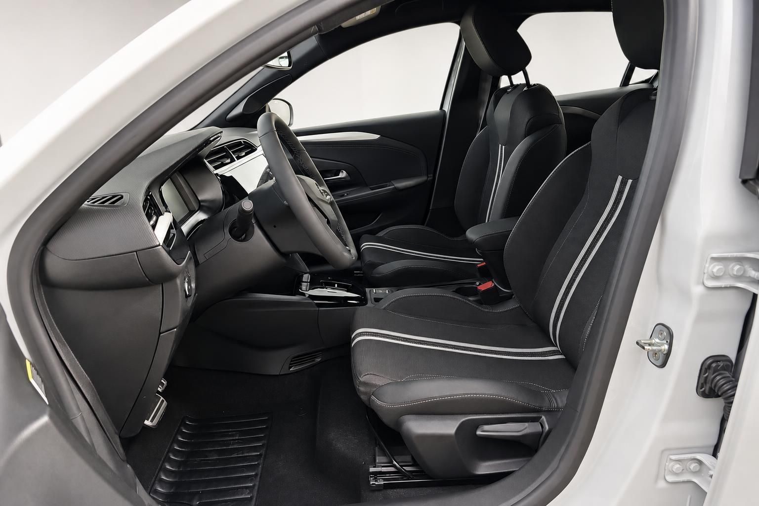 Opel Corsa Innenraum, Vordersitze und Cockpit Detail