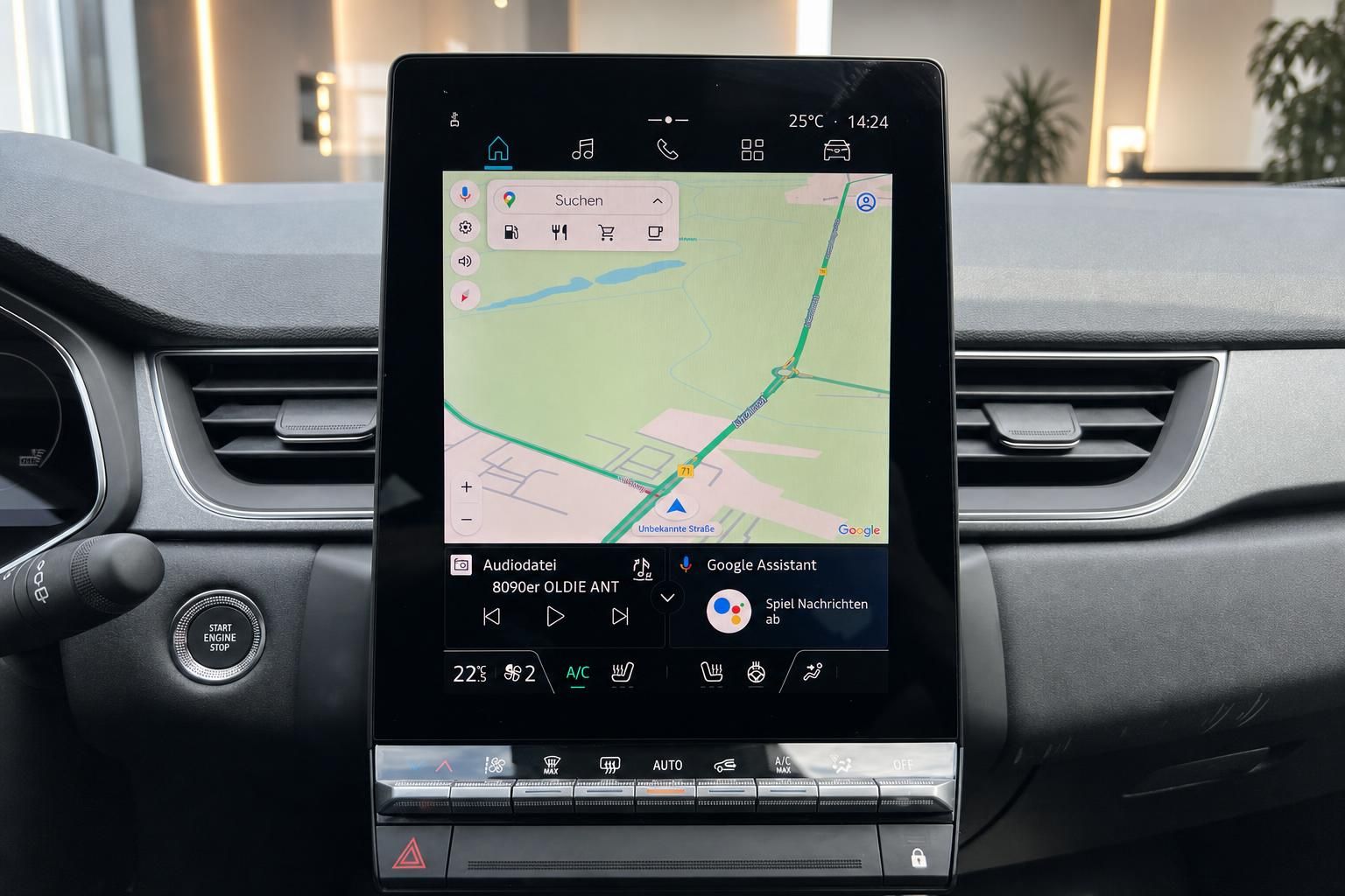 Fahrzeug Infotainment-System mit Navigationskarte und Klimaautomatik-Bedienung
