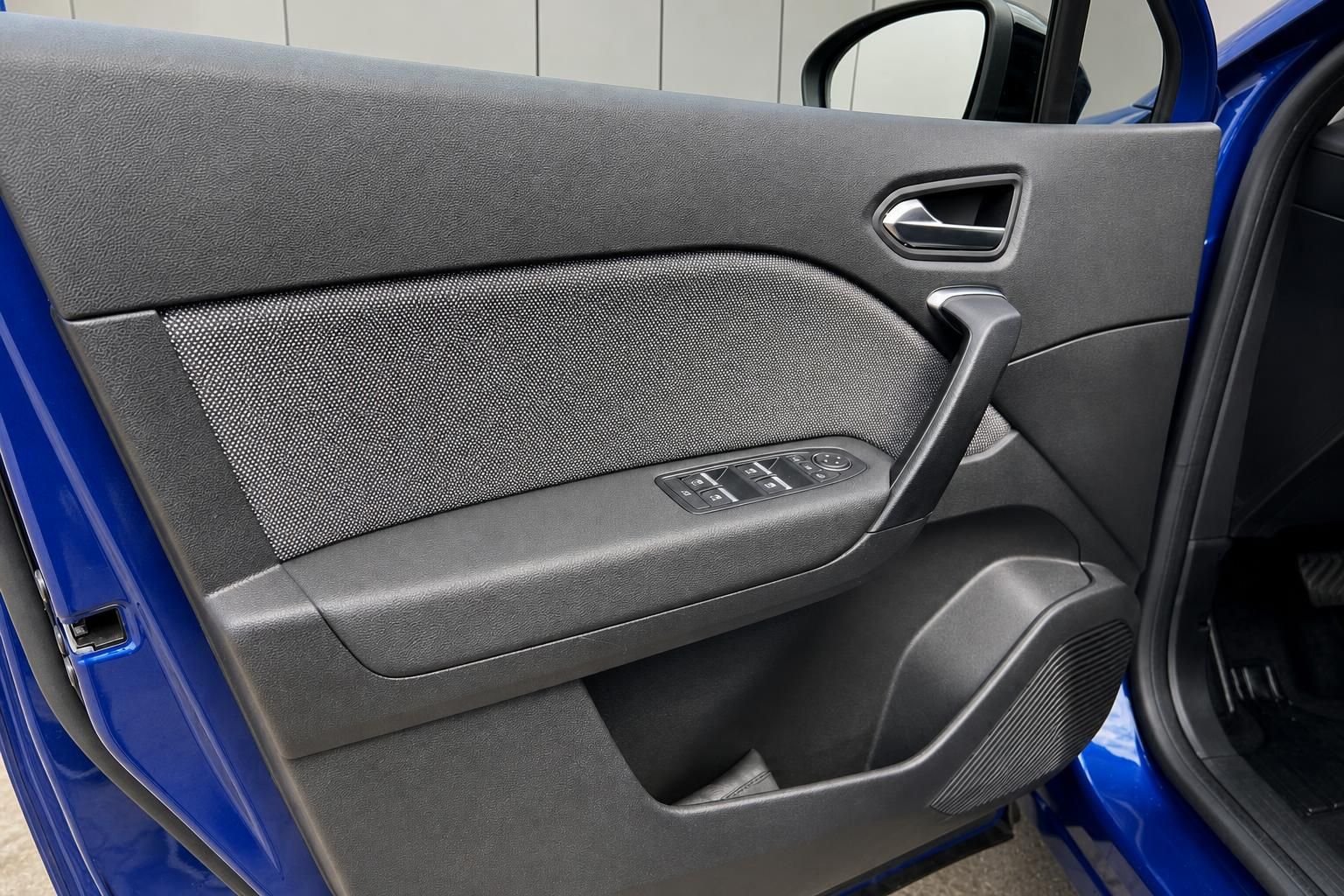 Autotür Innenverkleidung mit Fensterheber-Bedienfeld und grauem Textilbezug