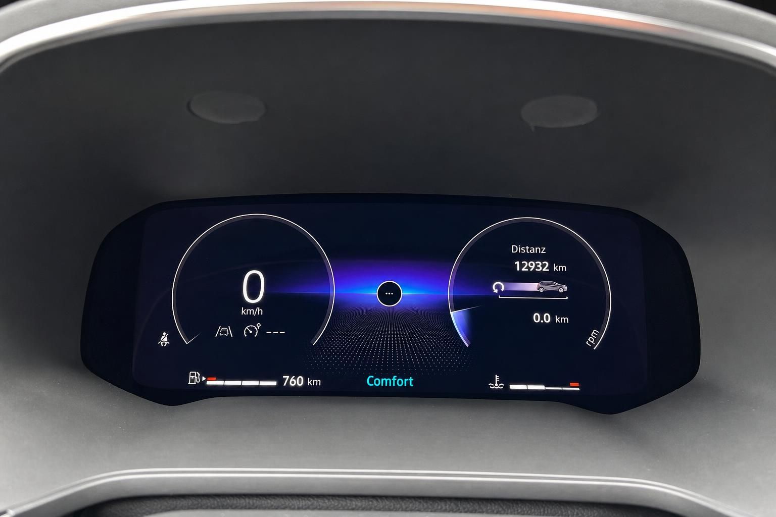 Digitales Armaturenbrett mit modernem Display und Komfort-Modus - Fahrzeuginnenraum Detail