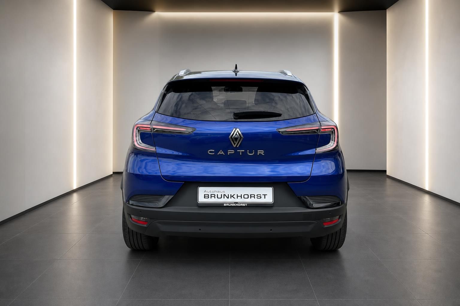Renault Captur Heckansicht in blau - Rücklichter und CAPTUR Schriftzug sichtbar