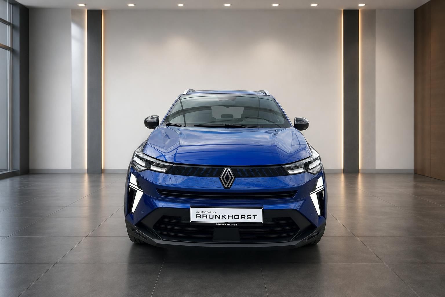 Renault Captur Frontansicht in blau - LED-Scheinwerfer und Renault Logo im Showroom
