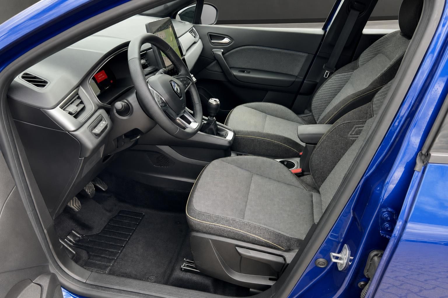 Renault Captur Innenraum - Fahrersitz mit Lenkrad, Armaturenbrett und Schaltknauf