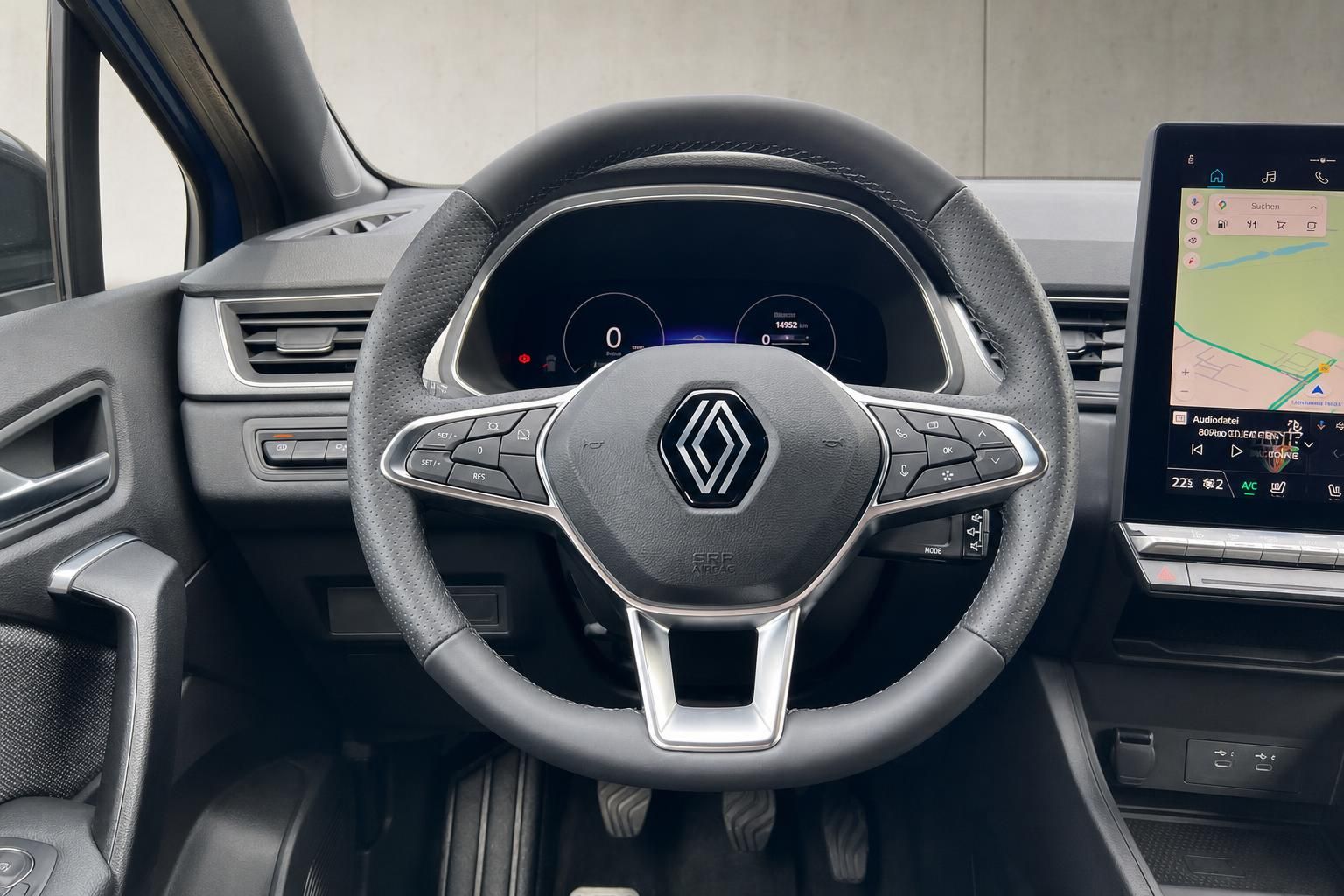 Renault Lenkrad mit digitalem Cockpit und Navigationssystem im Fahrzeug-Innenraum