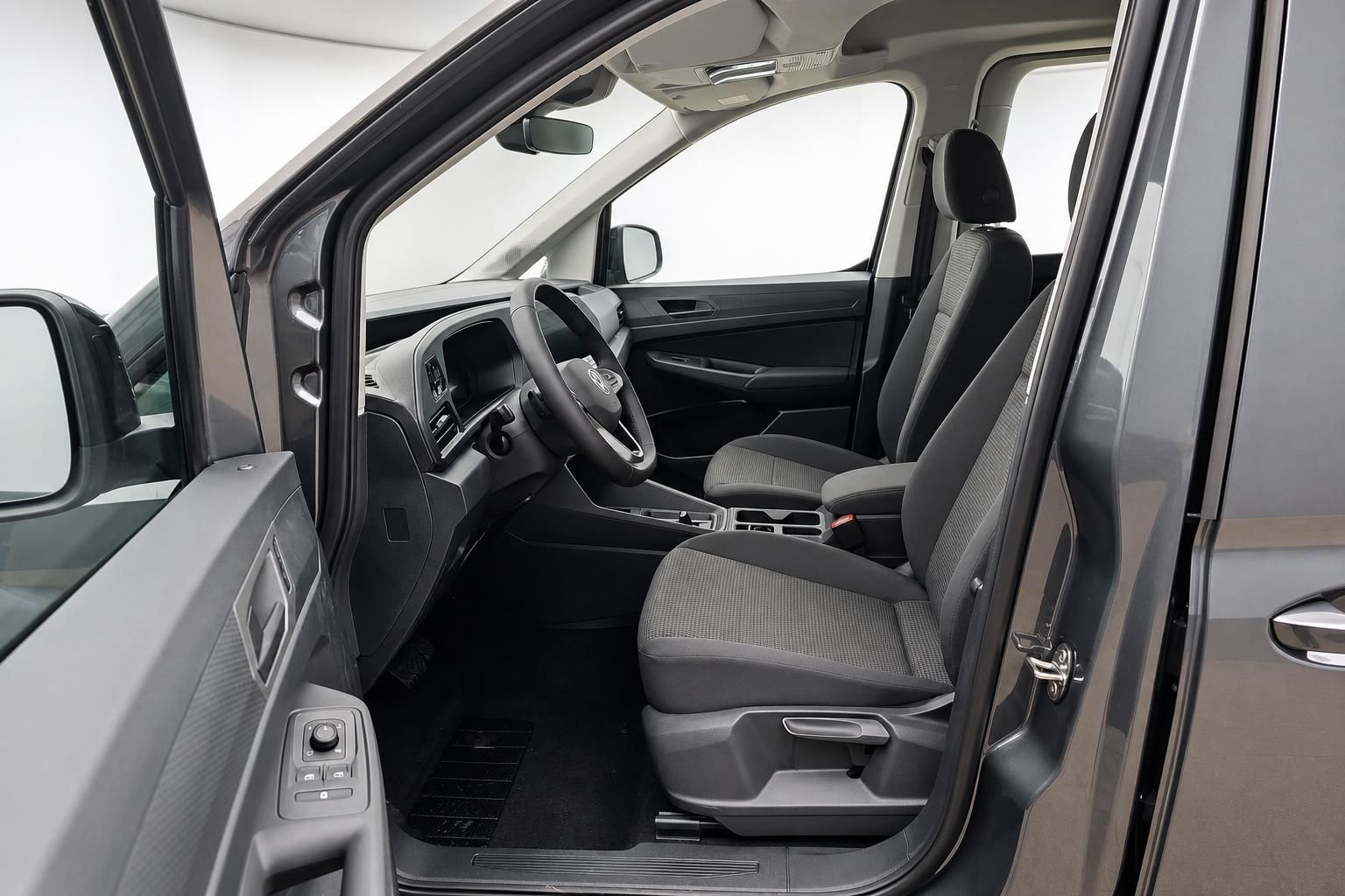VW Caddy Fahrersitz und Armaturenbrett, Innenraumansicht durch geöffnete Tür