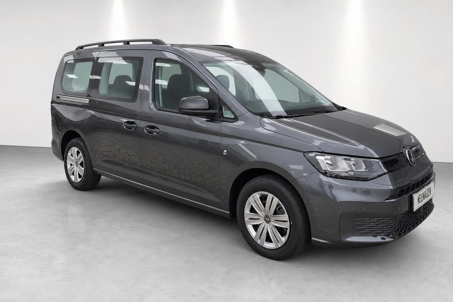 VW Caddy Maxi Frontansicht schräg, grauer Familienvan Studio
