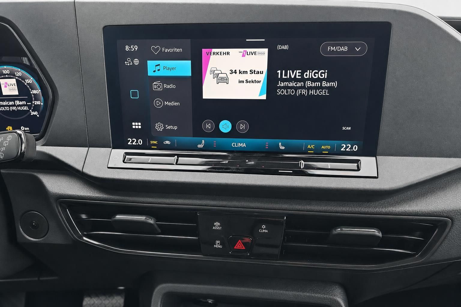 VW Caddy Touchscreen Infotainmentsystem mit Radio und Klimabedienung im Detail