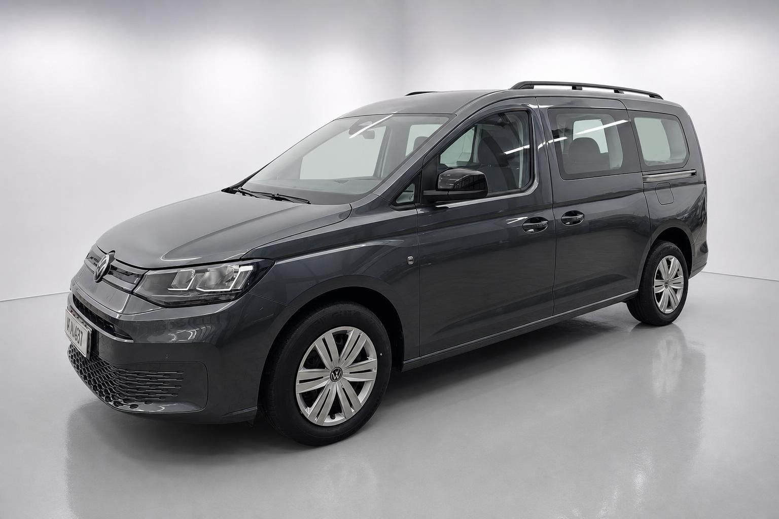 VW Caddy Maxi Frontansicht schräg, grauer Van im Studio