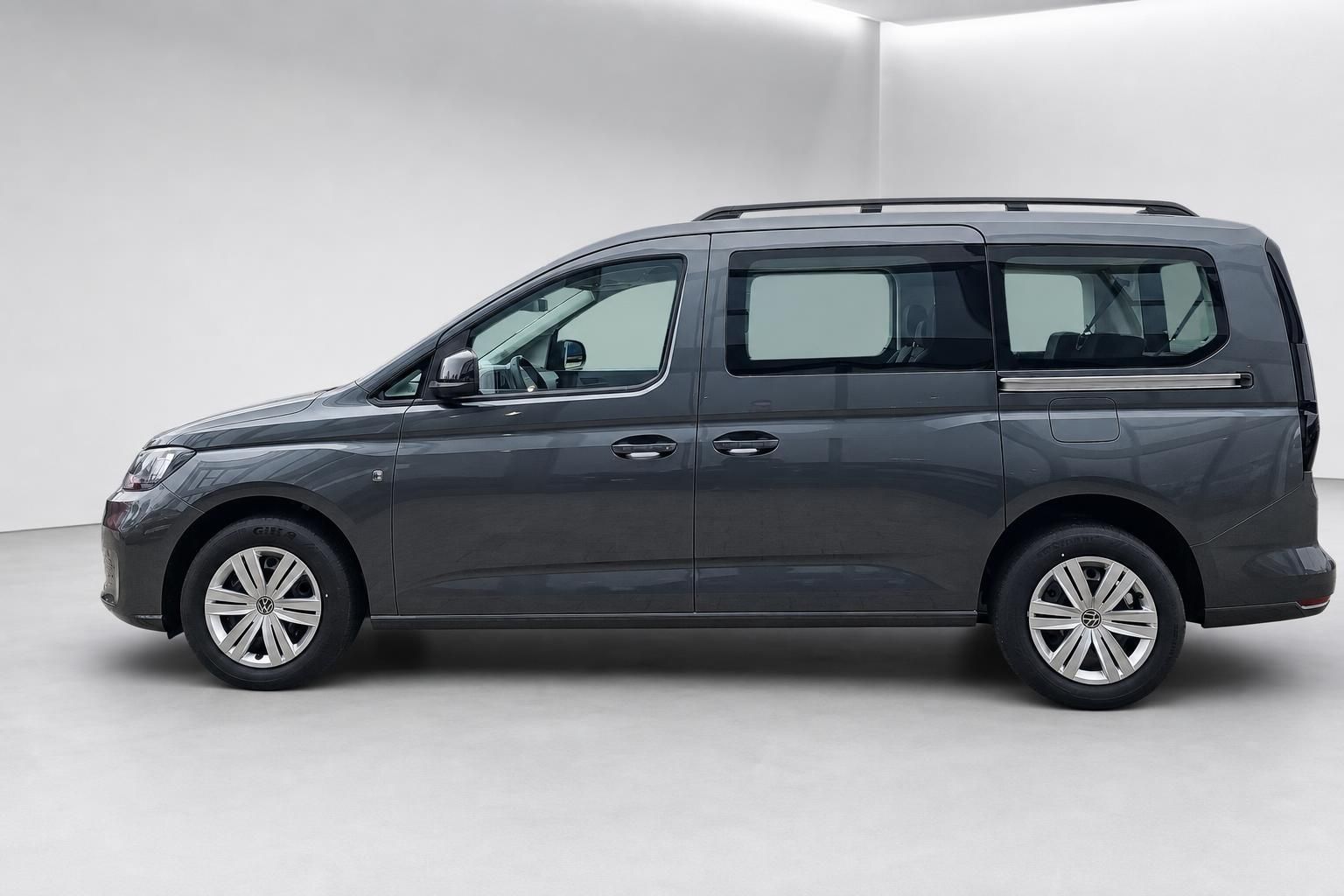 VW Caddy Maxi Seitenansicht in Grau, Kompaktvan Studioaufnahme
