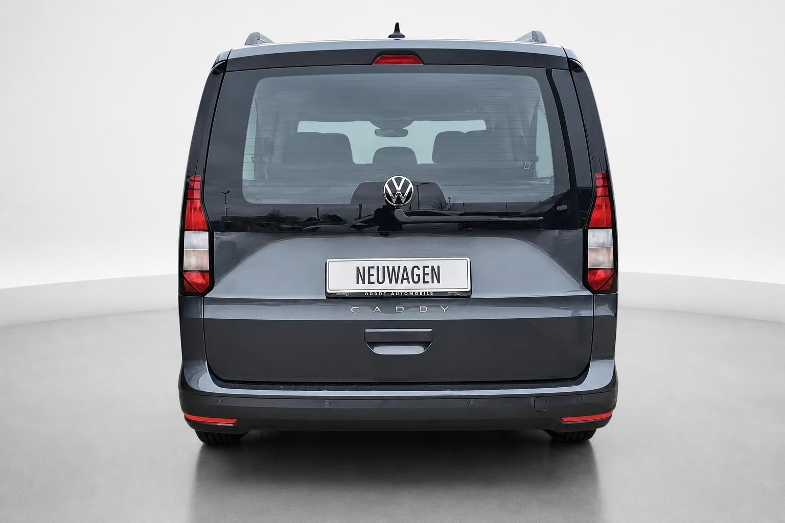 VW Caddy grau, Heckansicht frontal im Studio