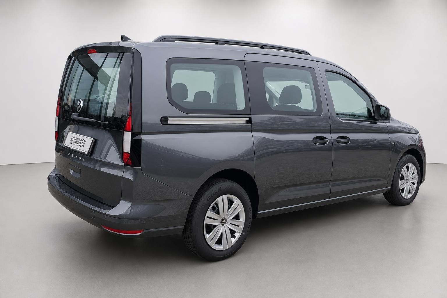 VW Caddy grau, Heckansicht schräg im Studio