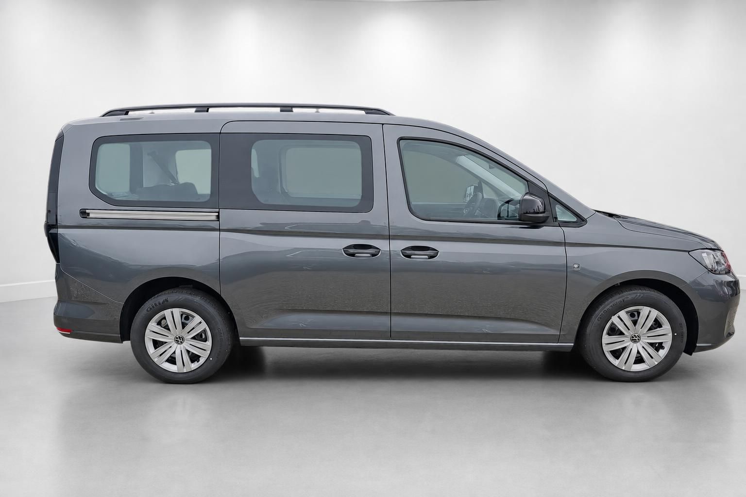 VW Caddy grau, Seitenansicht im Studio