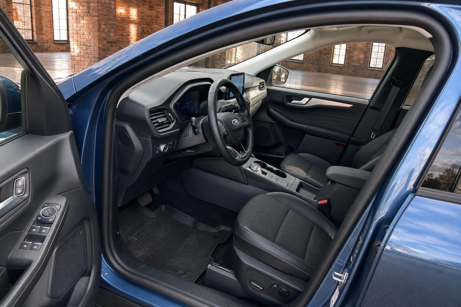 Ford SUV Innenraum, Blick auf Cockpit, Lenkrad und Vordersitze