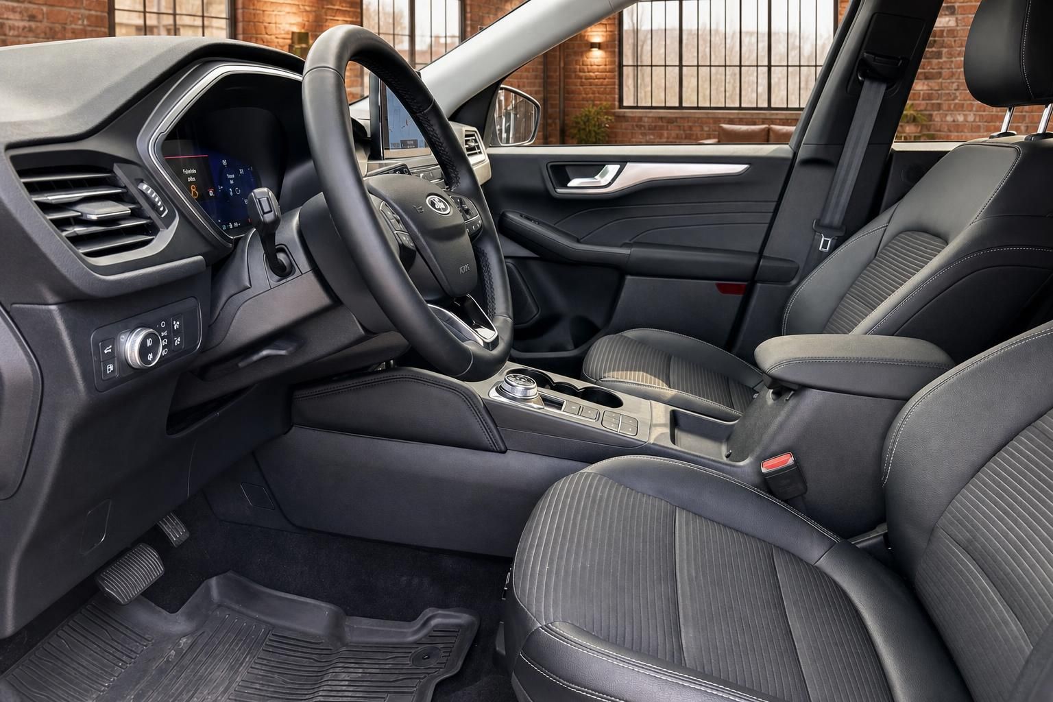 Ford Innenraum Fahrersitz Cockpit mit Lenkrad und Mittelkonsole