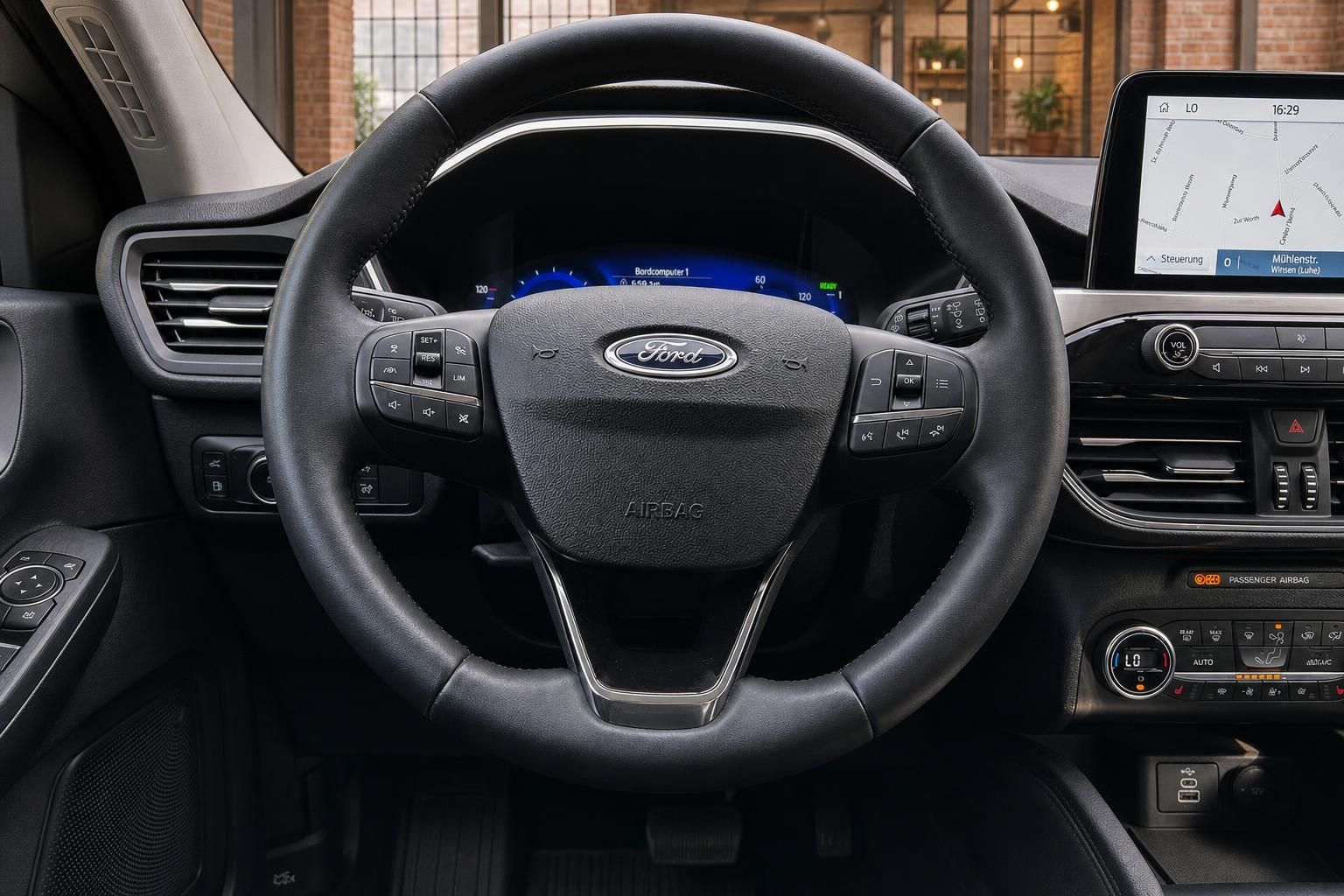 Ford Lenkrad Nahaufnahme mit Multifunktionstasten und Navigationsdisplay