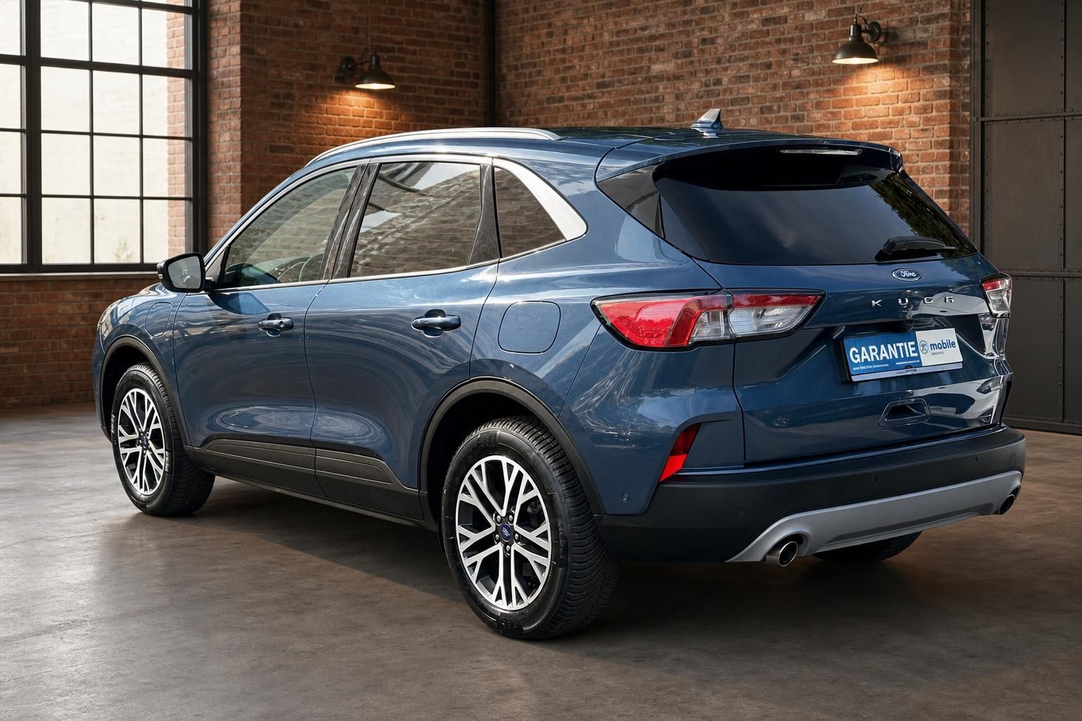Ford Kuga blau Heck-Seitenansicht SUV in Industrie-Ambiente