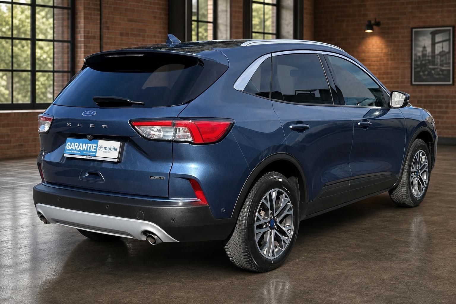 Ford Kuga blau Heckansicht SUV Hybrid in Loft-Halle