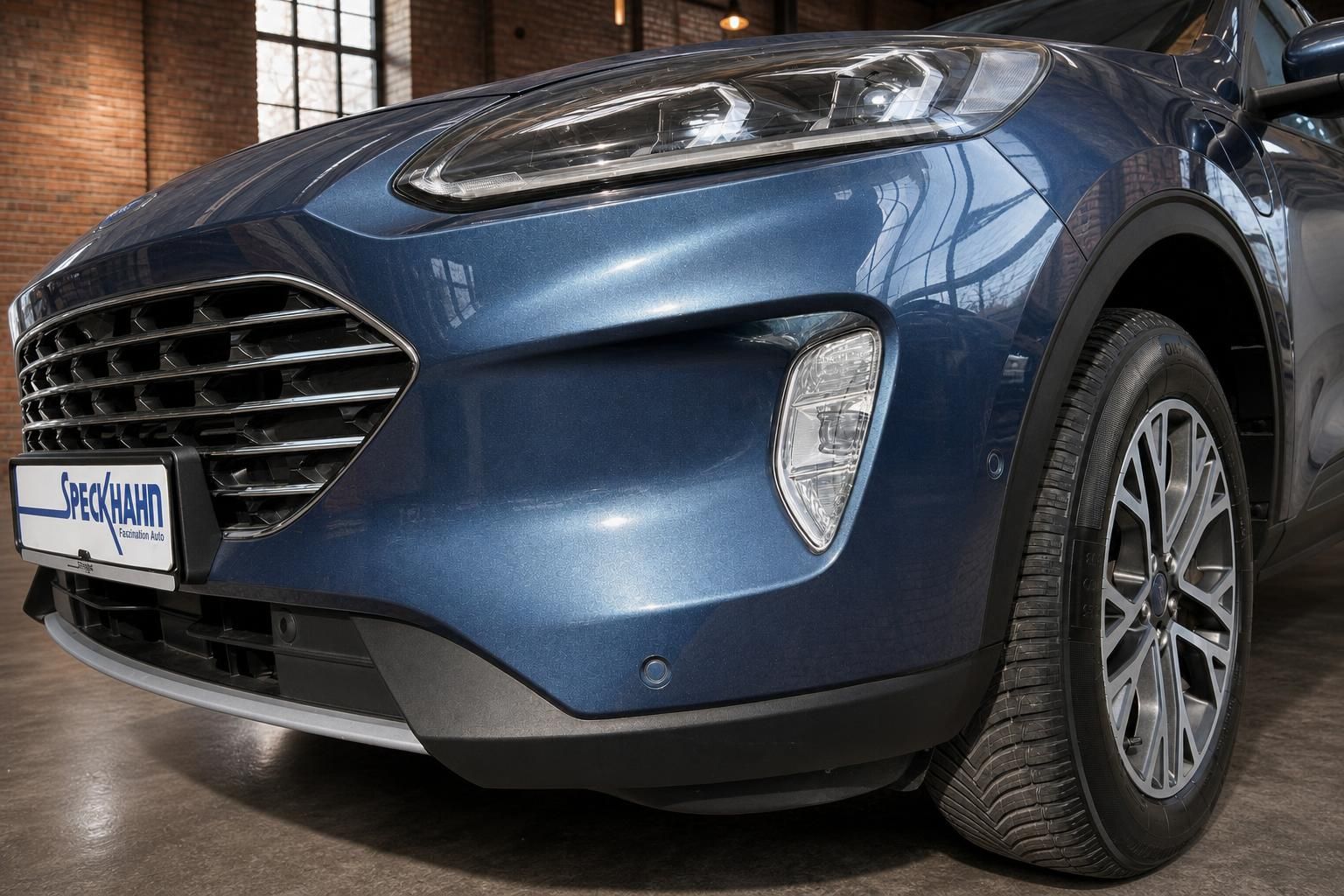 Ford SUV blau, Detailansicht Frontstoßstange, Scheinwerfer und Felge