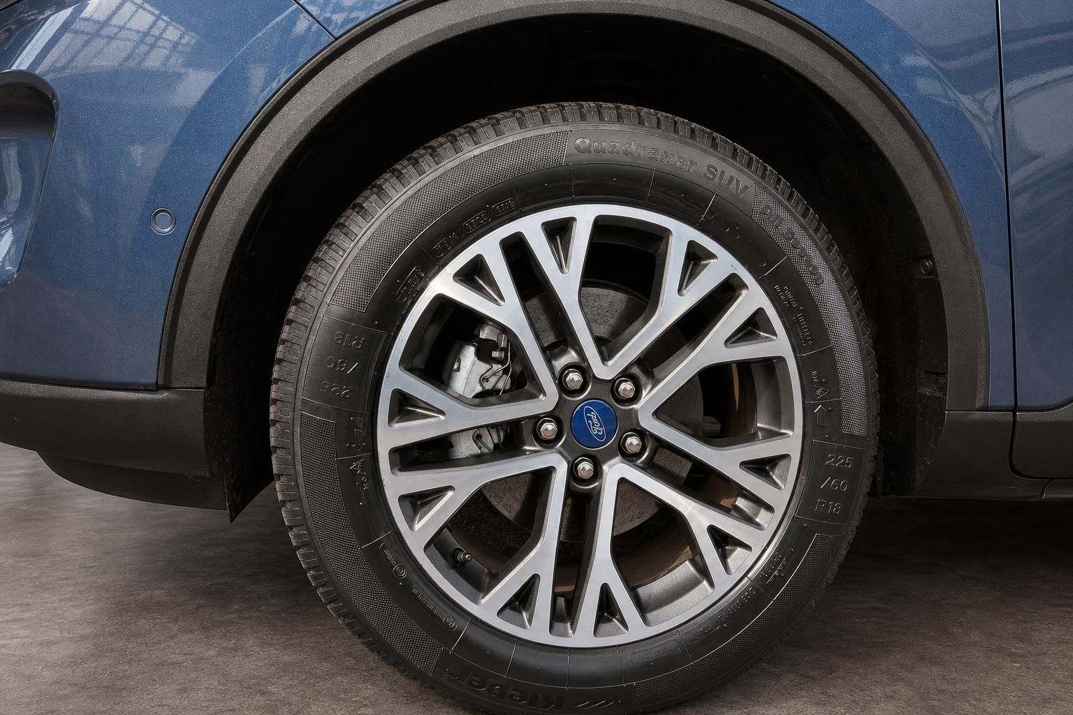 Ford SUV blau, Detailansicht Leichtmetallfelge und Reifen