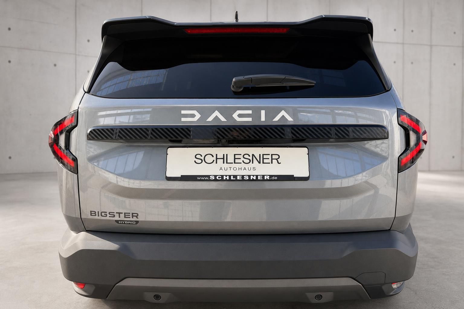 Dacia Bigster Heckansicht mit Dacia Schriftzug und Ruecklichtern