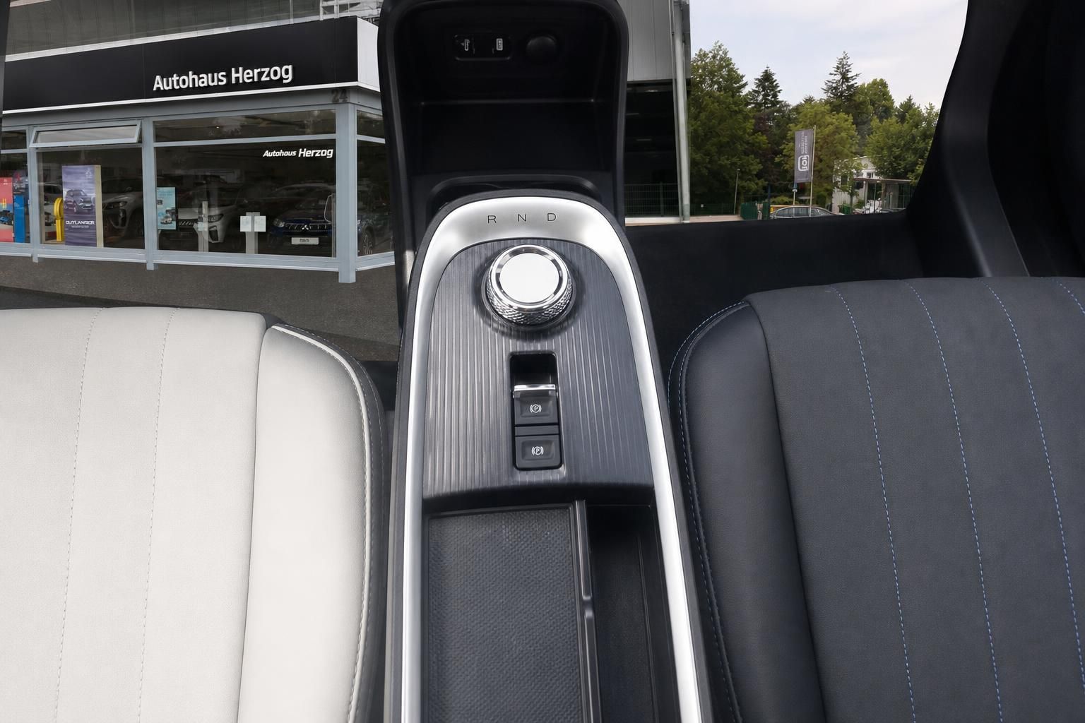 Fahrzeug-Mittelkonsole mit Automatik-Wahlhebel und Bedienknöpfen - Innenraumdetail