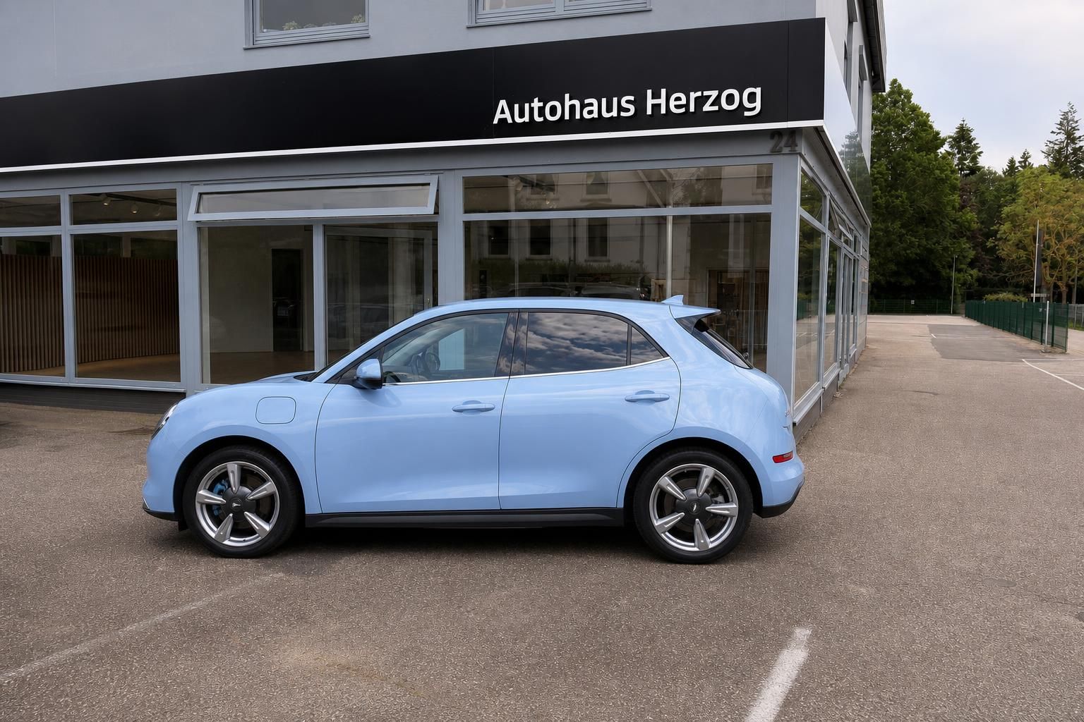 GWM ORA Elektroauto in hellblau Seitenansicht vor Autohaus Herzog