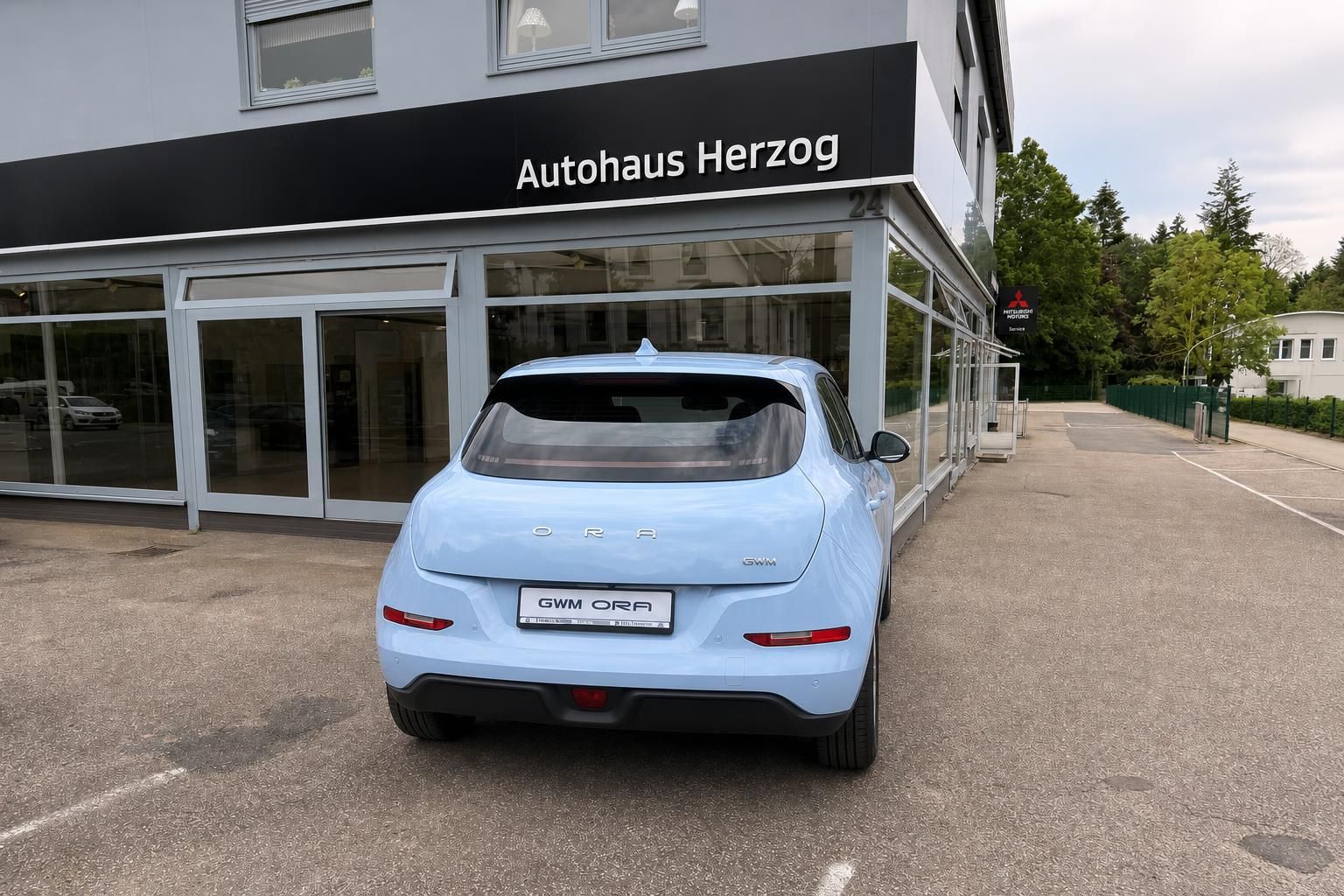 Hellblaues GWM ORA Elektrofahrzeug direkte Heckansicht bei Autohaus Herzog