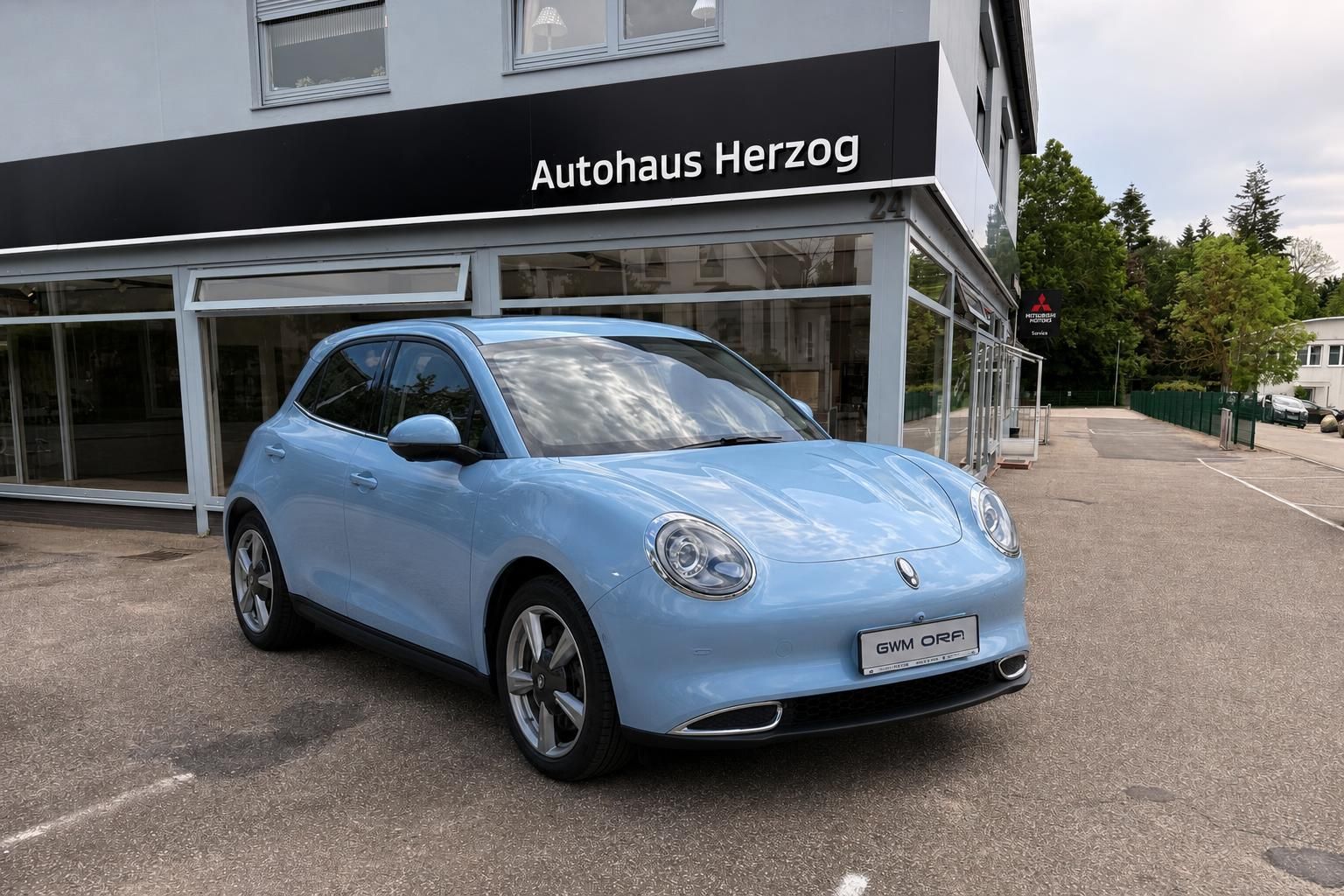 GWM ORA E-Auto hellblau Schrägansicht vorne - kompaktes Elektrofahrzeug mit elegantem Design und Alufelgen