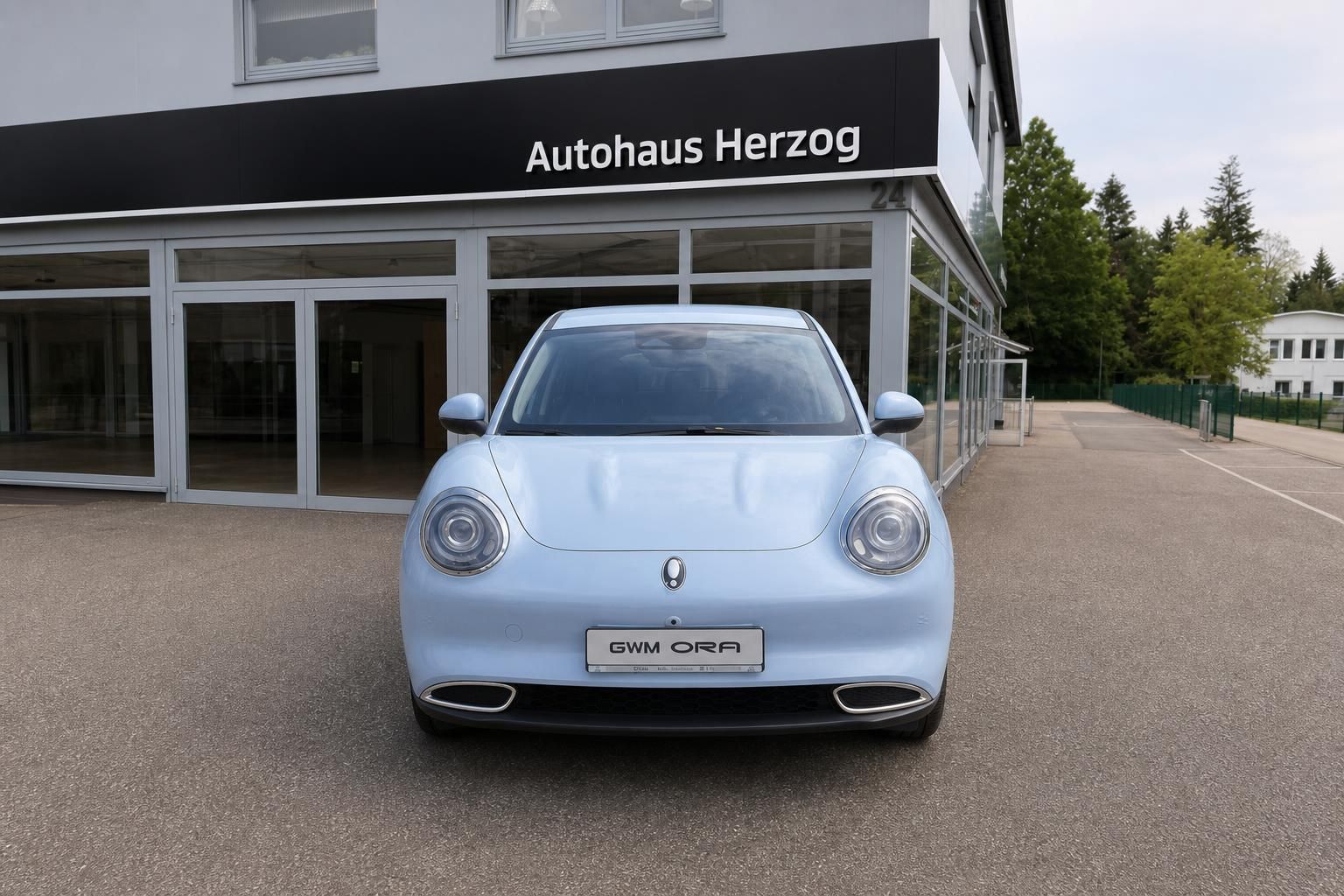 GWM ORA Elektroauto Frontansicht hellblau - moderne Scheinwerfer und charakteristische Front des E-Fahrzeugs