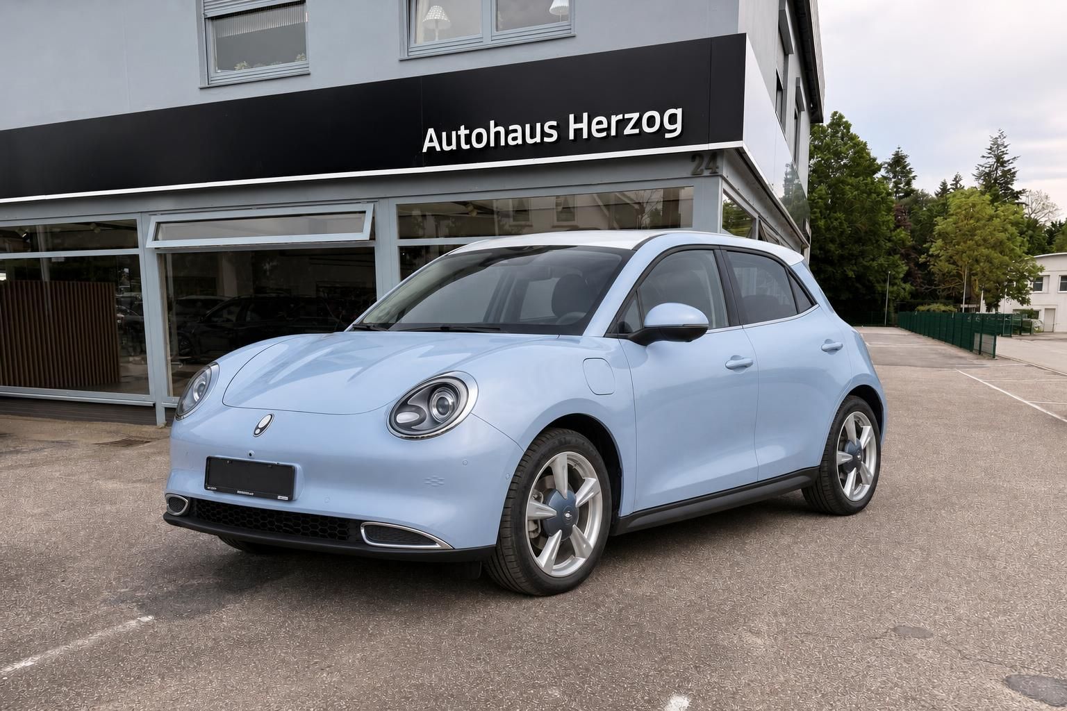 GWM ORA Elektroauto hellblau Frontansicht - modernes E-Fahrzeug mit charakteristischen runden Scheinwerfern