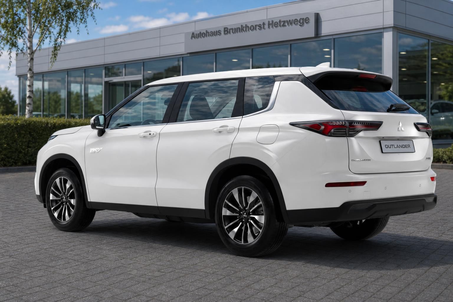 Weißer Mitsubishi Outlander PHEV Heckansicht bei Autohaus Brunkhorst Hetzwege