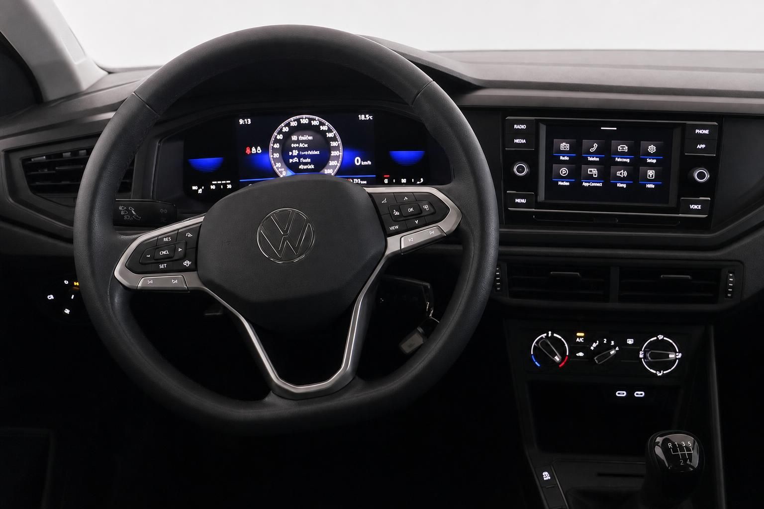 VW Cockpit mit Lenkrad, Digitaltacho und Touchscreen im Innenraum