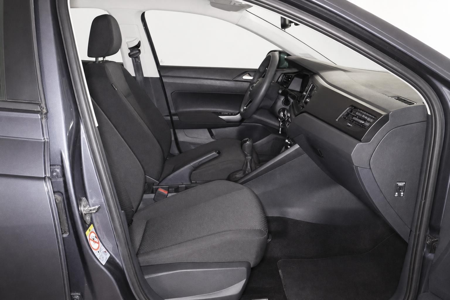 VW Fahrzeuginnenraum durch geoeffnete Fahrertuer, Sitz und Armaturen