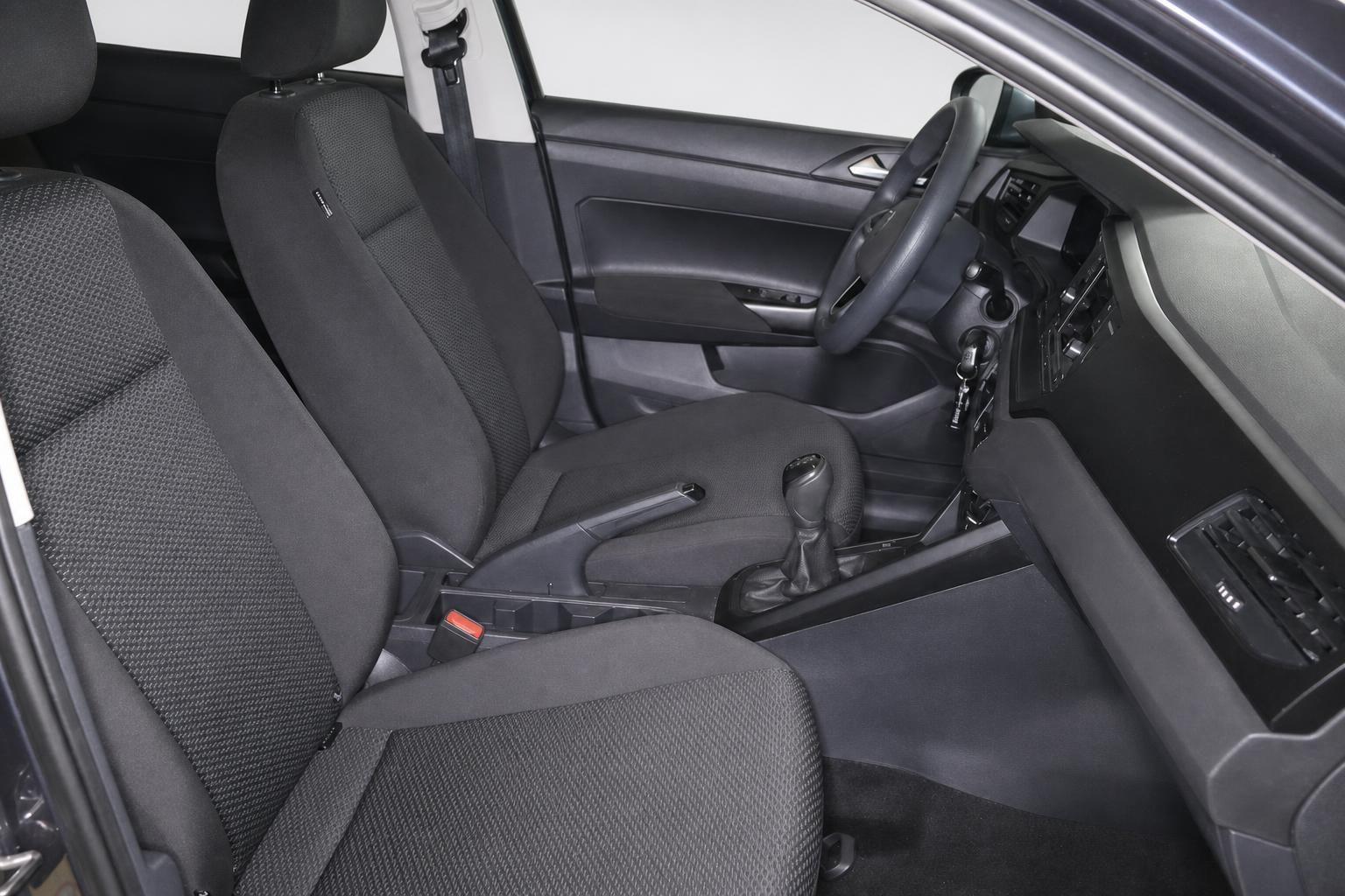 VW Vordersitze und Cockpit aus dem Innenraum fotografiert