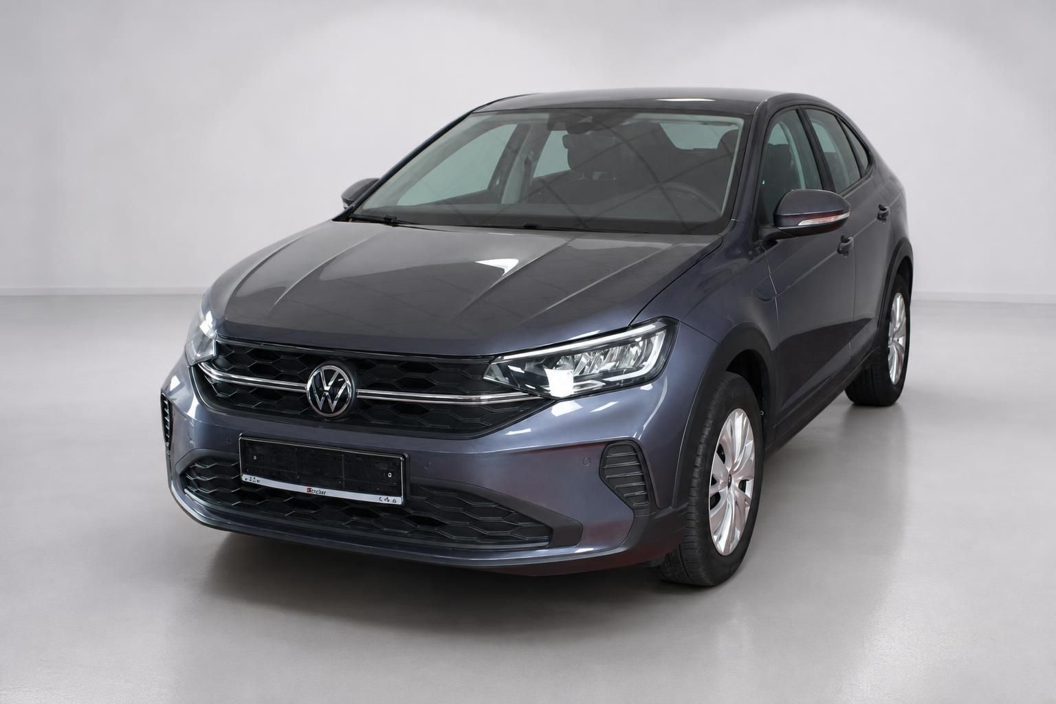 VW Taigo grau, Frontansicht mit Kühlergrill und Scheinwerfern