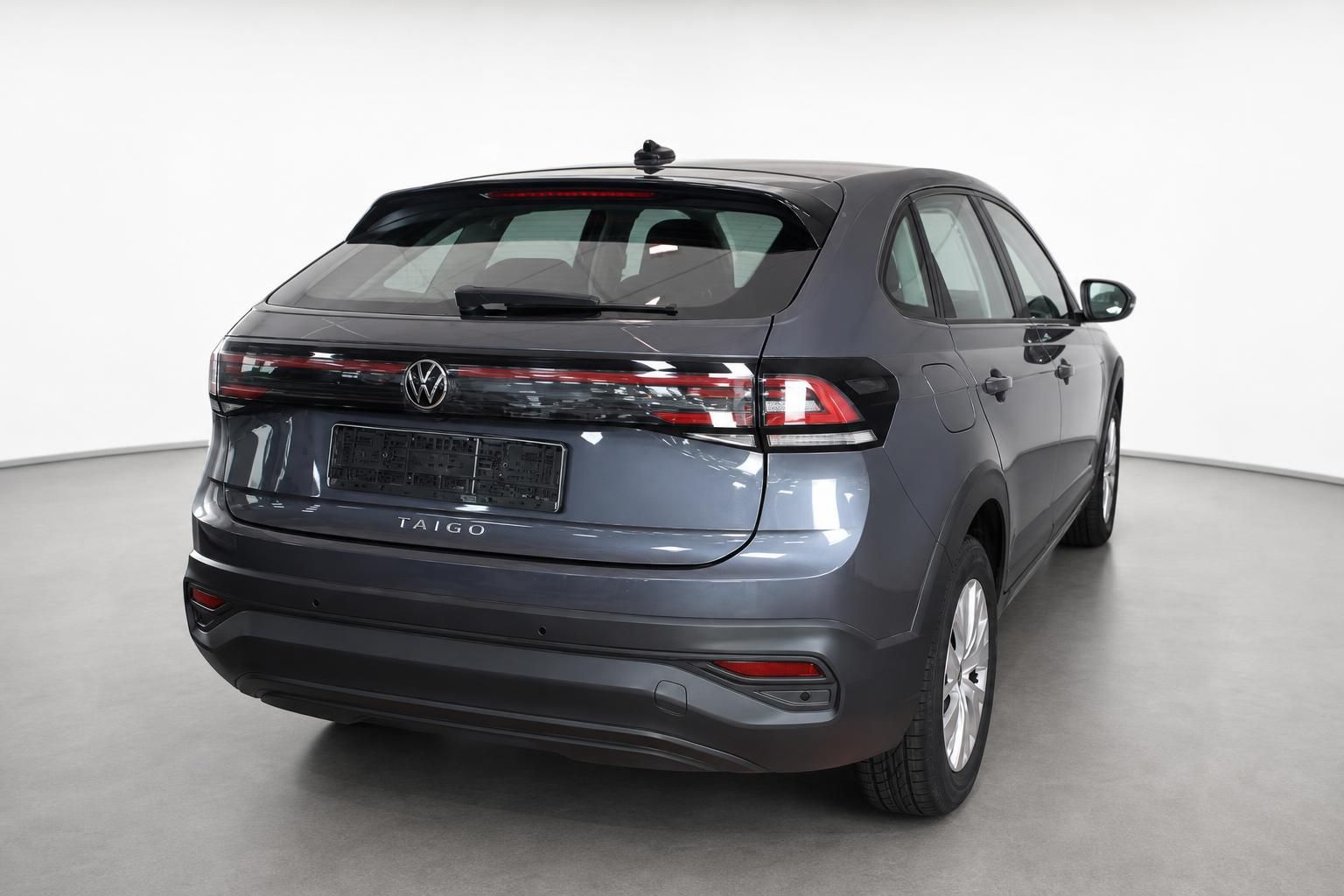 VW Taigo grau, Heckansicht mit Rückleuchten und Kennzeichen