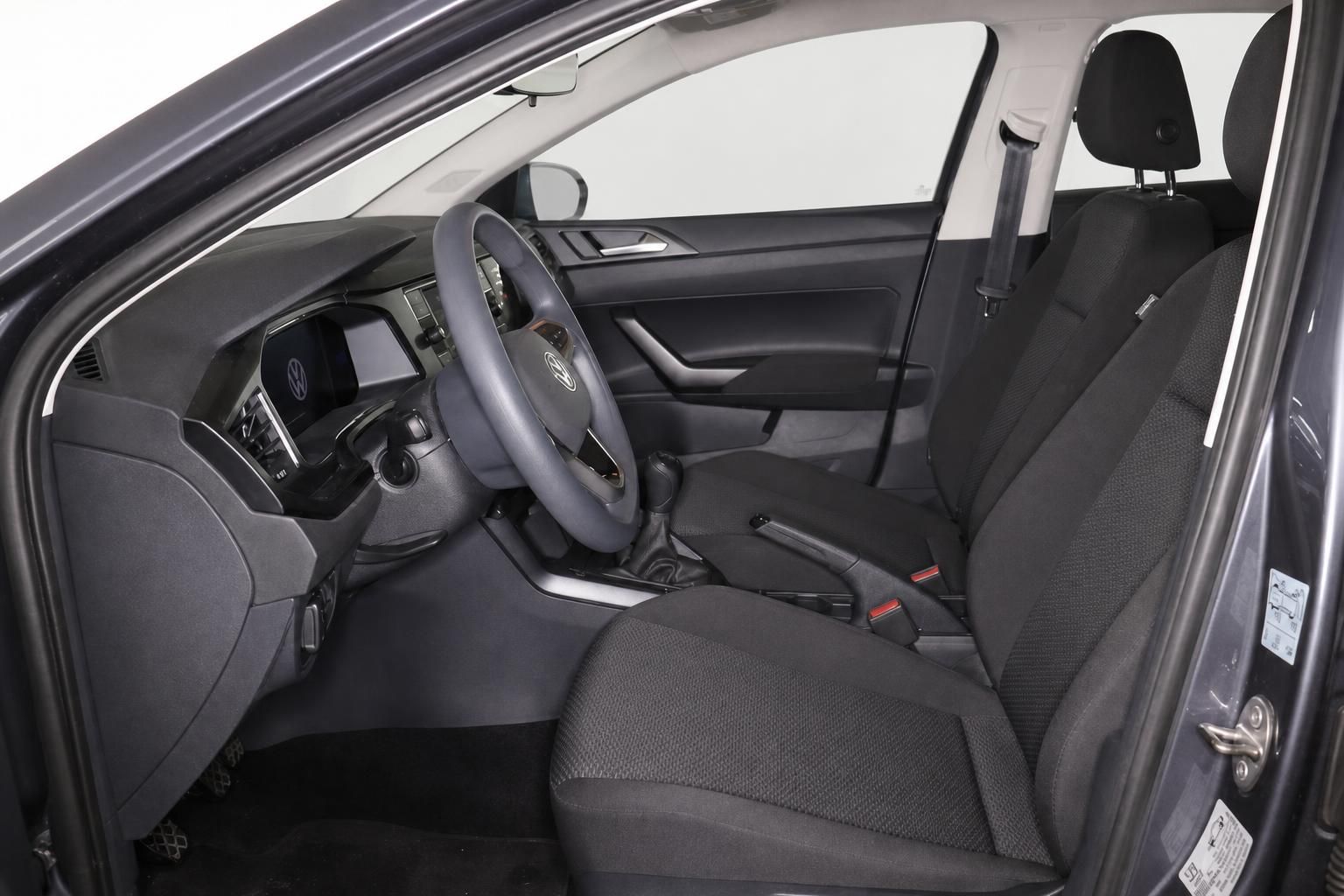 VW Innenraum Blick auf Vordersitze, Lenkrad und Armaturenbrett