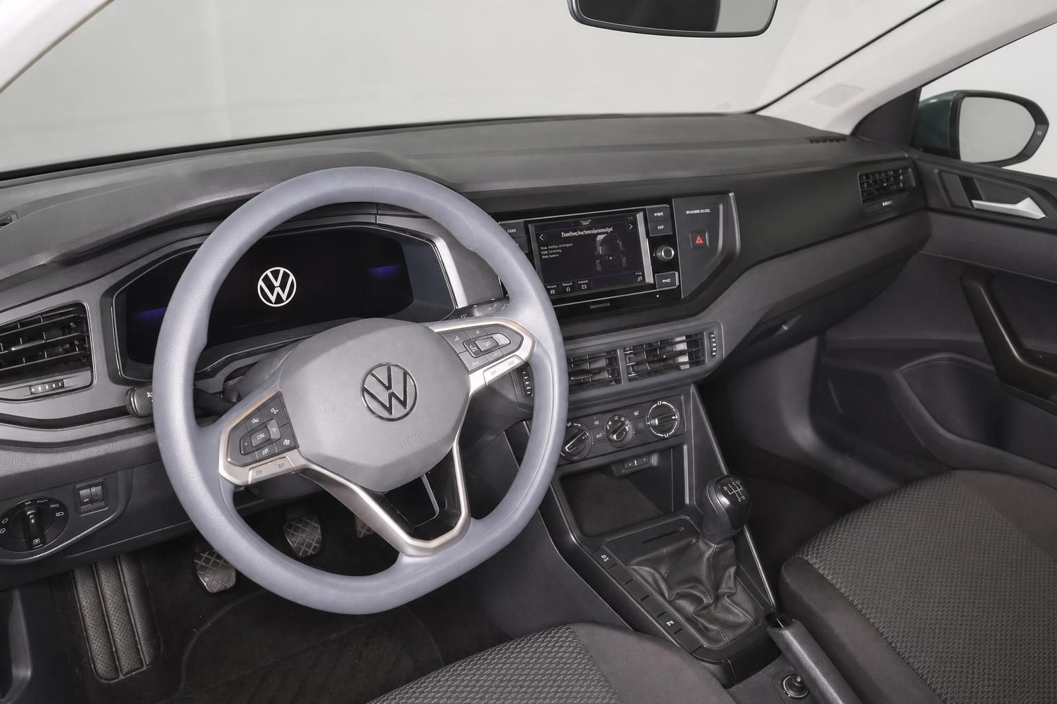 VW Innenraum mit Lenkrad, Cockpit und Multimedia-Display