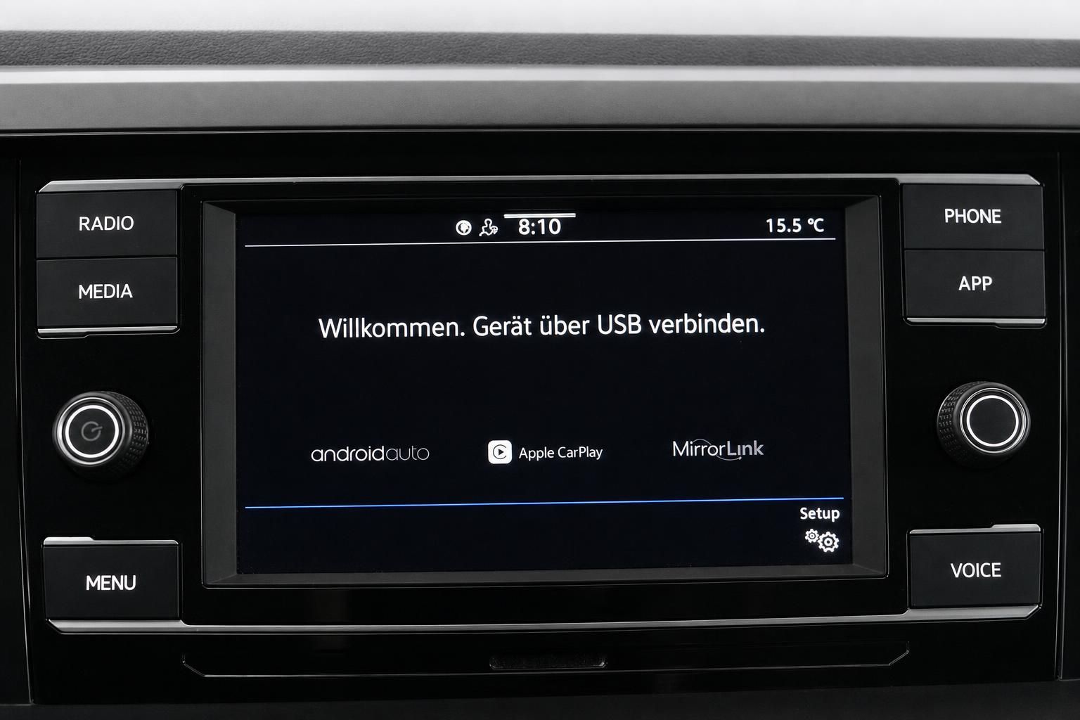 VW Infotainment-Display mit App-Connect und CarPlay im Fahrzeug