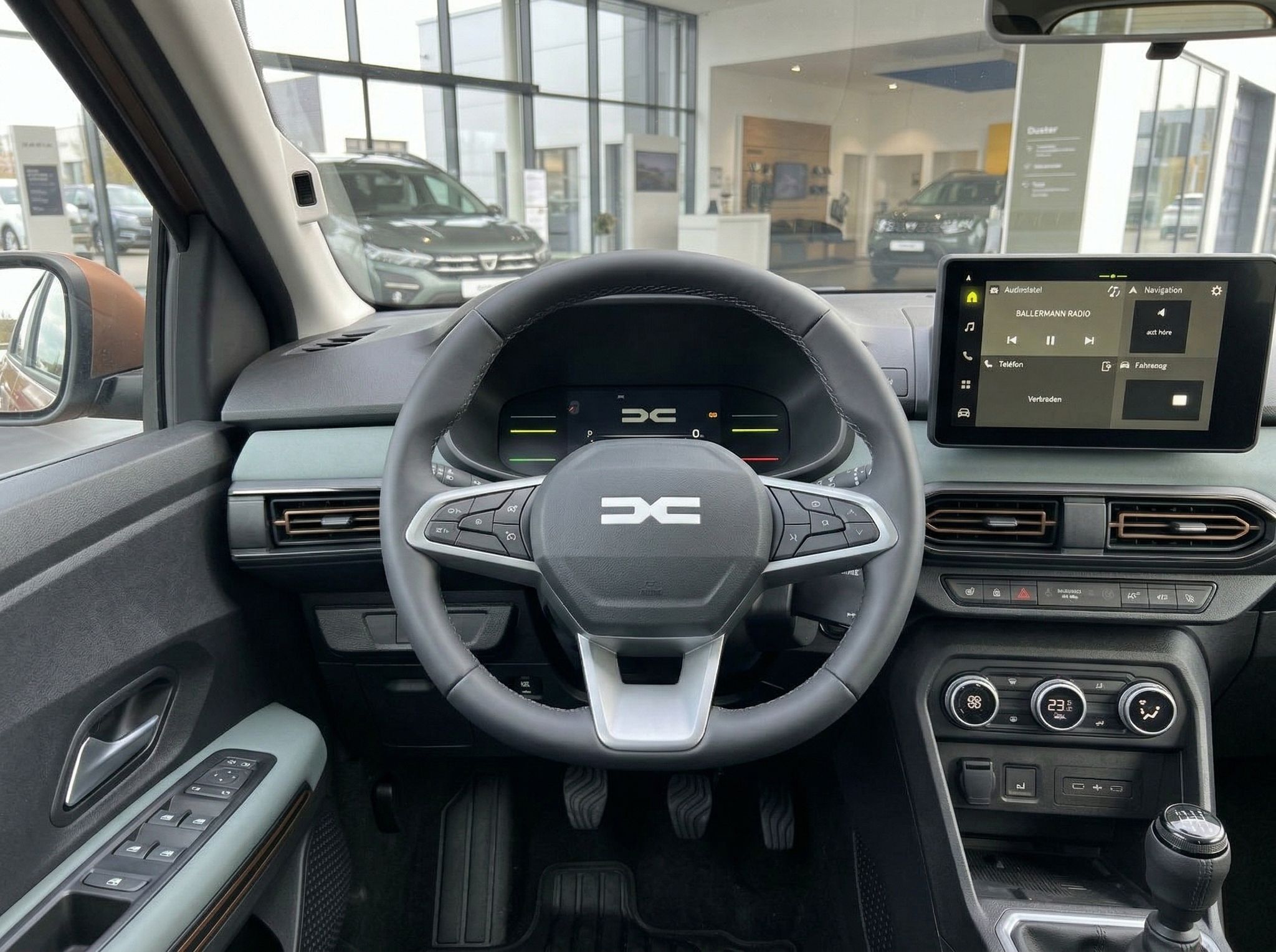 Fahrzeug-Cockpit mit Lenkrad, digitalem Tacho und Infotainment-System