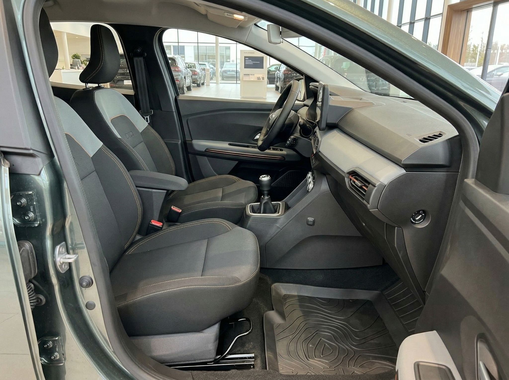 Fahrzeuginnenraum Beifahrerseite mit Sitzen und Armaturenbrett