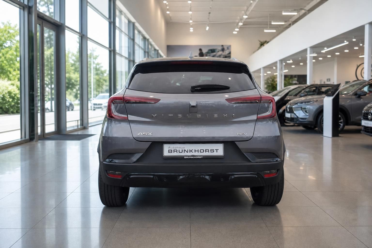 Mitsubishi ASX HEV Hybrid SUV Heckansicht grau im Autohaus Brunkhorst Showroom