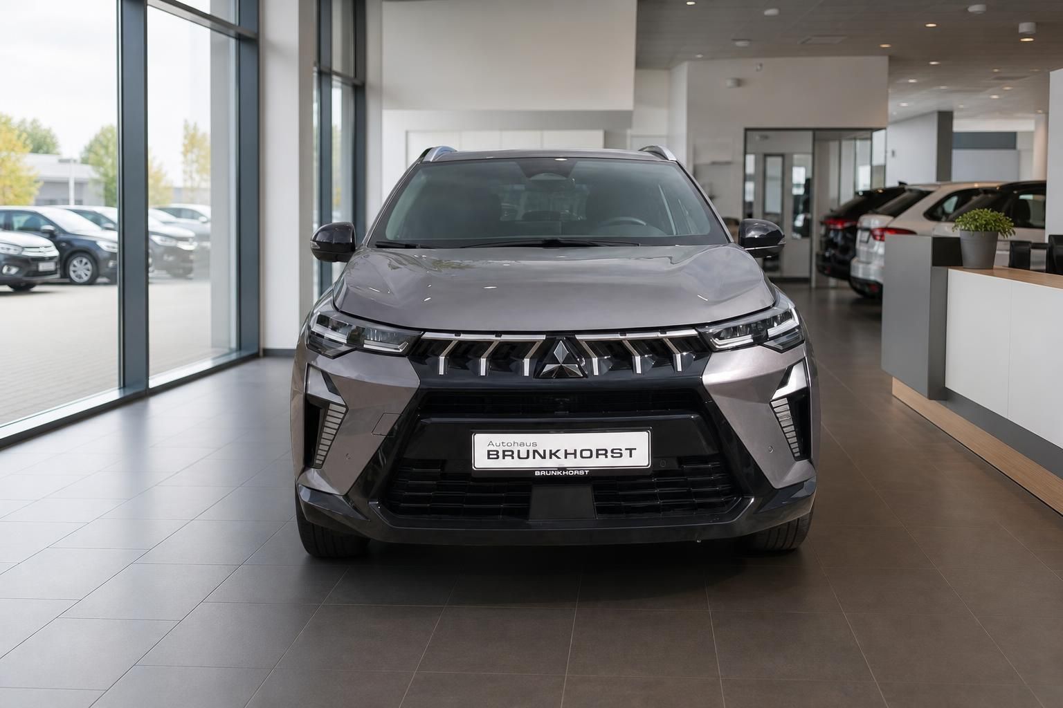 Mitsubishi ASX HEV Frontansicht grauer Hybrid SUV im Autohaus Brunkhorst Showroom