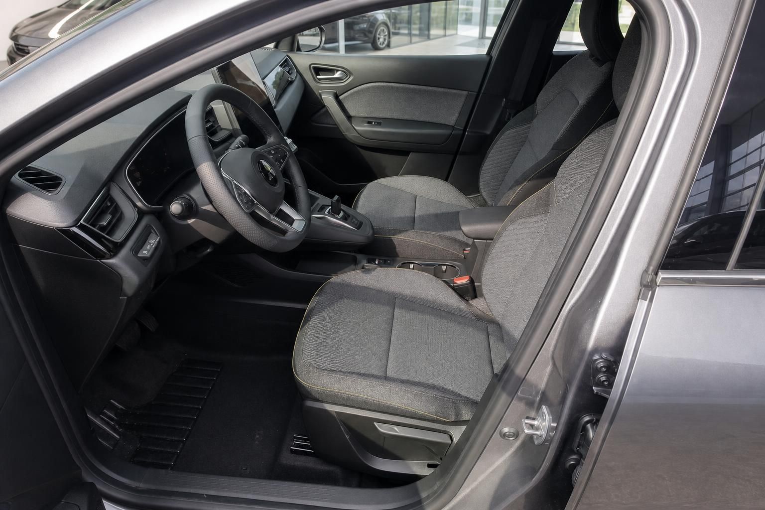 Mitsubishi ASX Innenraum mit grauen Stoffsitzen und modernem Cockpit