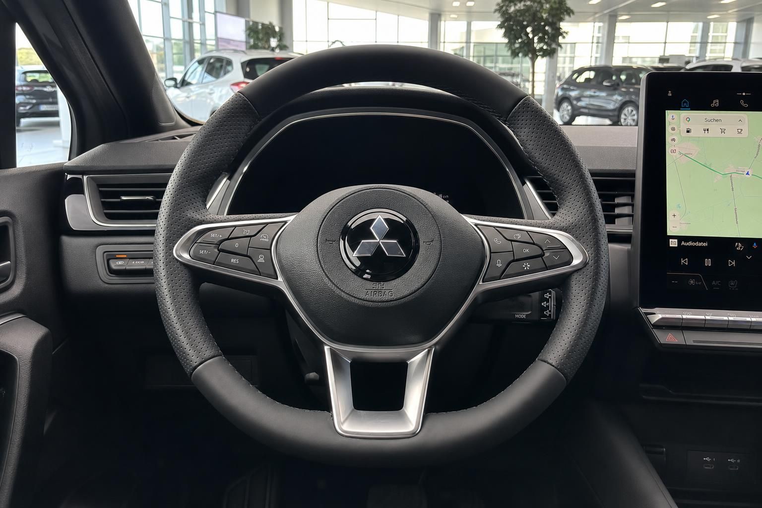 PKW Innenraum mit Lenkrad und Navigationssystem im Autohaus - Fahrzeug-Cockpit
