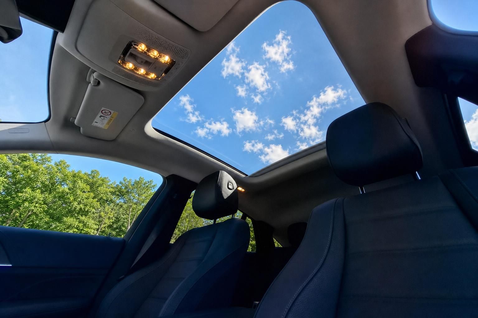 Mercedes Panorama-Schiebedach Innenansicht mit Himmelblick