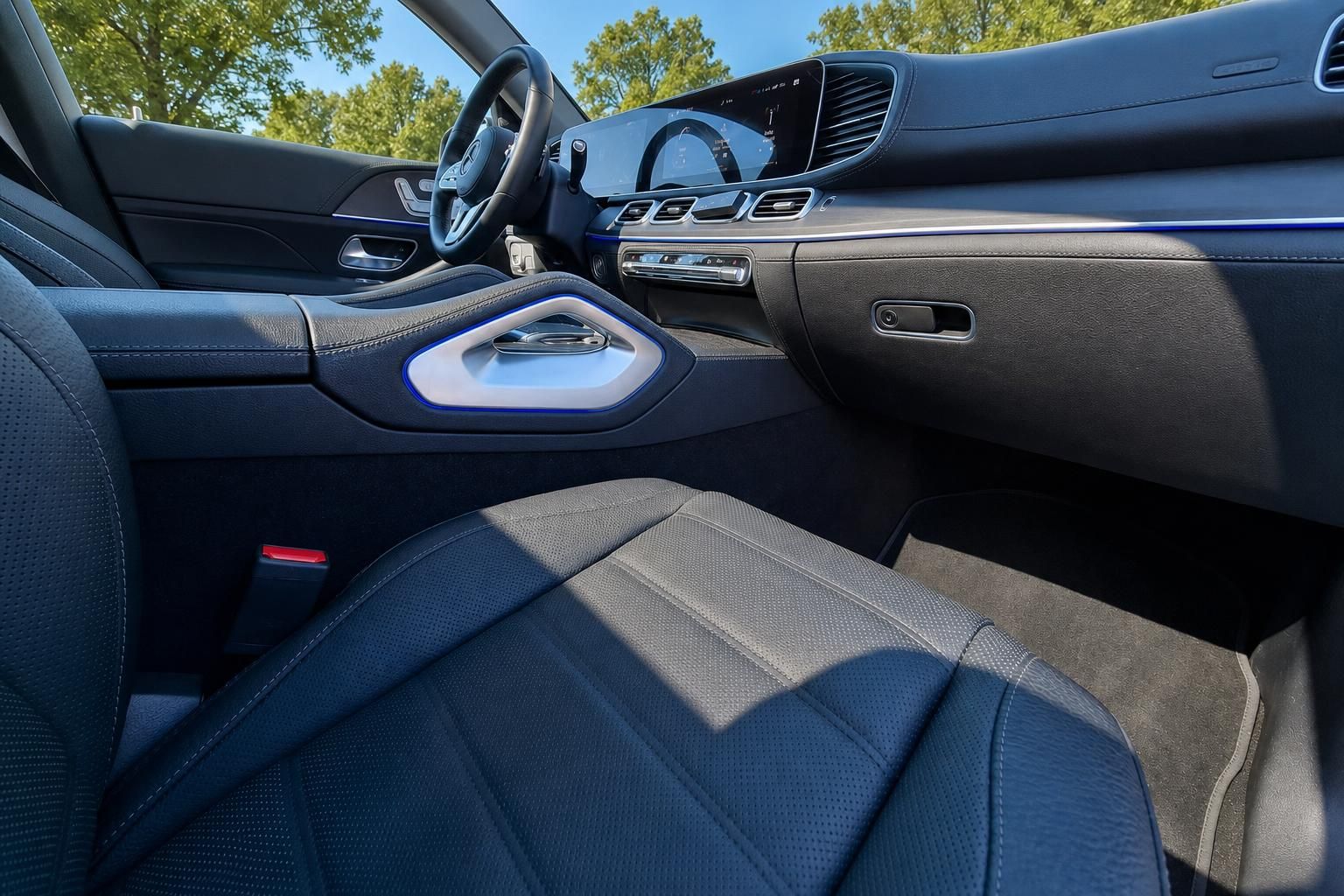 Mercedes Innenraum mit blauer Ambientebeleuchtung und Ledersitzen